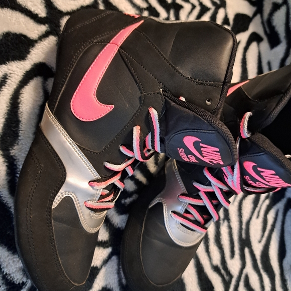 Beautiful EUC, Rare Nike Greco Supreme 2012. Womens Size 9 Shoes. - Picture 8 of 10